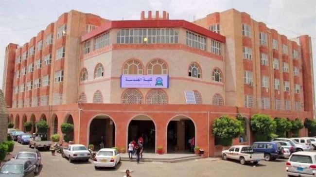 قيادي حوثي يدشن دورة استخدام الأسلحة لطلاب جامعة في صنعاء