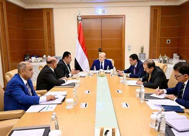 الرئاسي يجتمع بمعين والمسؤولين المعنيين بالشأن الاقتصادي والسياسي والاعلامي