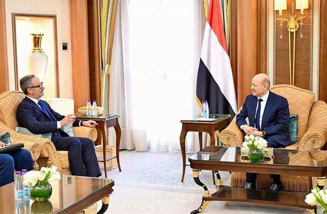 مع تصعيدها بشبوة.. العليمي يحض أوروبا على تصنيف الحوثيين جماعة إرهابية