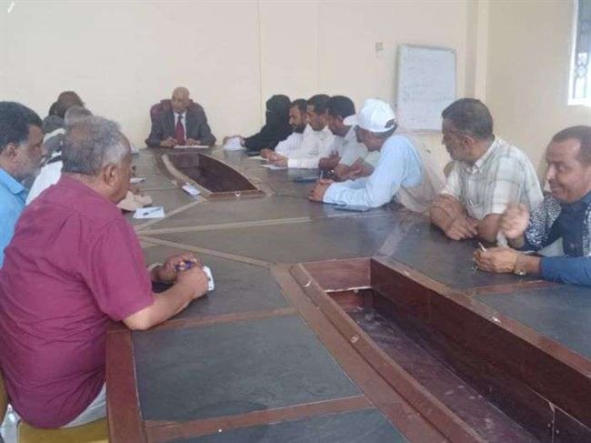 تفعيل وضبط الإيرادات العامة على طاولة مدير عام المخا