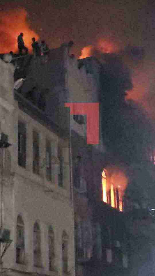 شاهد.. كاميرا "نافذة اليمن" توثق الحريق الهائل في أحد المنازل السكنية بمديرية كريتر بعدن