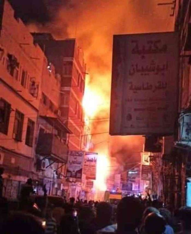 عدن.. اندلاع حريق هائل في منزل بسوق الاتحاد بكريتر