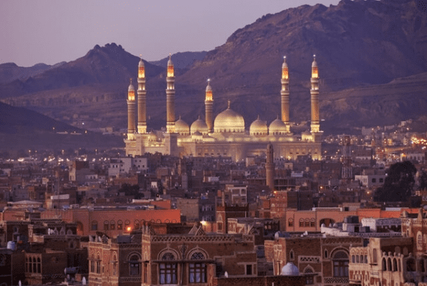 الحوثي يعزل معظم أحياء صنعاء عن العالم