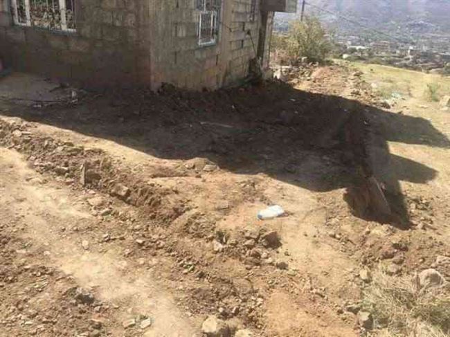 نافذون حوثيون يبسطون على أرض مذيعة إعلامية كفيفة في إب