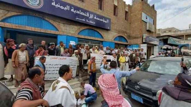 إخوان تعز ينهبون رواتب العسكريين ويمولون بها عصاباتهم المسلحة