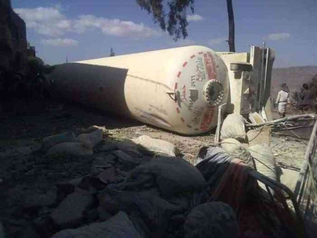 شاهد .. قاطرة غاز تدهس سيارة نقل وتقتل ستة أشخاص في إب