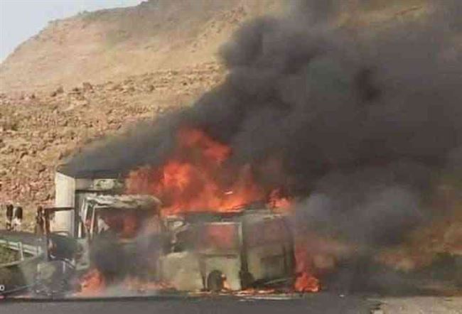 حادث مروري مروع يتسبب بإحتراق باص وشاحنة بنقيل سمارة .. صورة