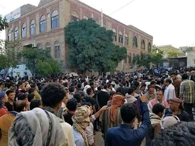 تعليق العمل بجوازات تعز بسبب الصراع على الإيرادات