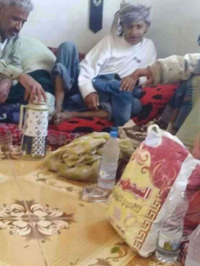 شاهد.. يمني يعود لأسرته بعد أربعون عاماً من الغياب