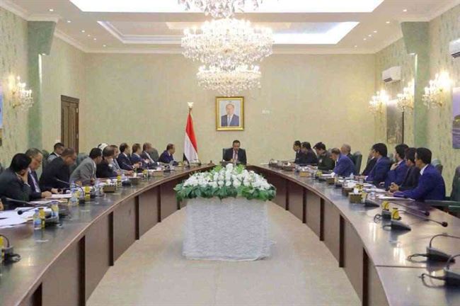 الحكومة تناقش الصعوبات والتحديات القائمة في الخدمات الأساسية بعدن 