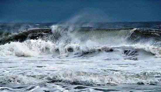 تحذير هام من اضطراب البحر وارتفاع الامواج في خليج عدن