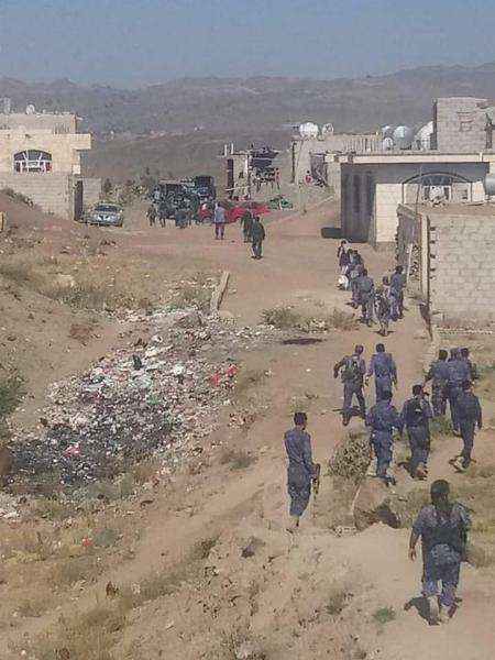 مدير حوثي يعتدي على شارع عام ويبدأ بحفر وتأسيس الاعمدة