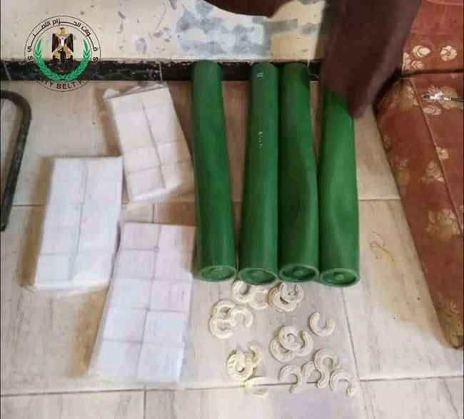 أجهزة الأمن تضبط ذخائر أسلحة وقذائف في نقطة تفتيش بعدن