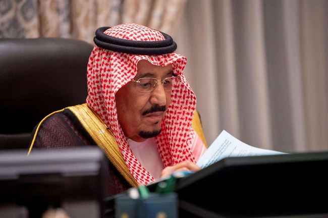 أمر ملكي.. الملك سلمان يعفي محافظ البنك المركزي من منصبه