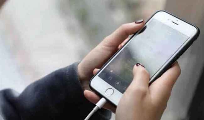 بالصورة.. شاهد ماذا فعل هاتف موصول بالشحن بفتاة