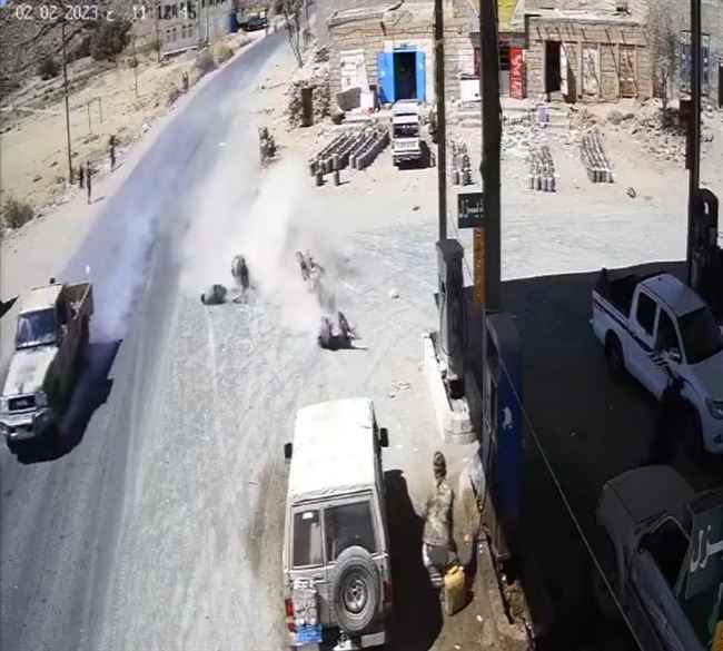 شاهد بالفيديو كيف دهس طقم حوثي مواطنين في البيضاء