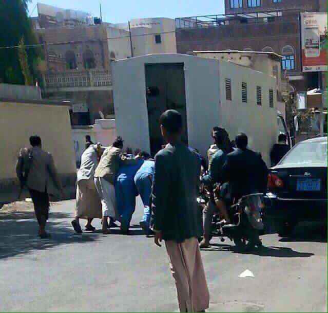 ترافع عن طفـ8ـلة محبوسة بصنعاء.. حوثيون يضربون محامي بالمحكمة ويزجونه بشاحنة السجناء