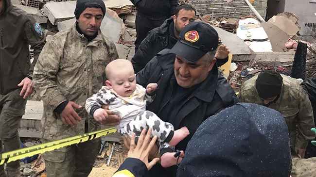 زلازل يضرب نيويورك وإخراج رضيع حي من تحت حطام مبنى تركي.. ارتفاع القتلى إلى أكثر من 2300