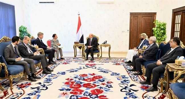 بحضور أحمد العيسي.. رئيس مجلس القيادة الرئاسي يستقبل في عدن المبعوث الخاص للأمم المتحدة