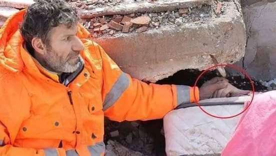 ماتت ابنته فأمسك يدها تحت الأنقاض.. صورة ترسم المأساة الحزينة