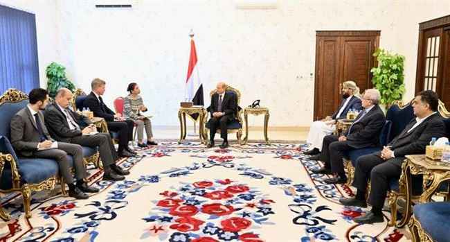 العليمي يلتقي المبعوث الأممي في عدن.. الأمم المتحدة: على الأطراف اليمنية انتهاز الفرصة الحالية لانهاء الحرب