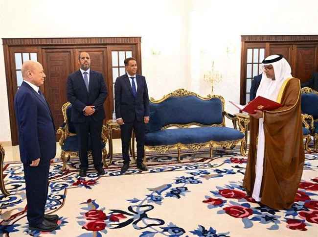 العليمي يتسلم أوراق سفير الإمارات الجديد ويشيد بمشروعي سد حسان ومنظومة الطاقة الشمسية