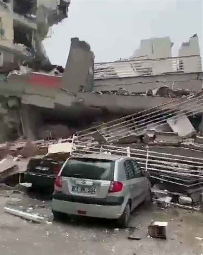 وفاة أسرة دكتور يمني بزلزال تركيا والجثث تحت الأنقاض.. شاهد كيف تحول منزلهم