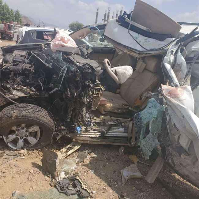 مصرع السائق الخاص لمدير شركة نانا باليمن بحادث مروع أعدم السيارة.. صور