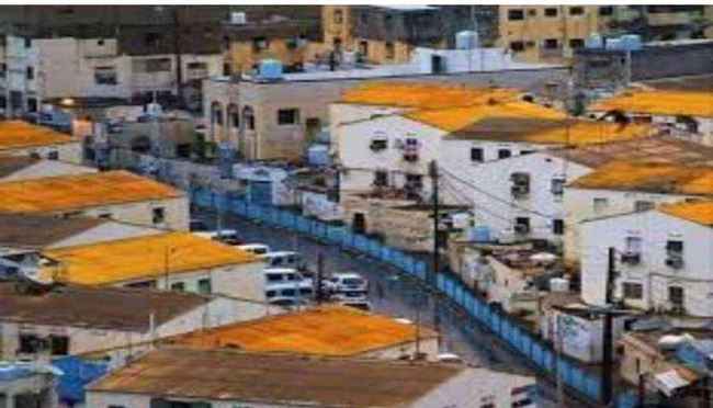 صورة حزينة .. شاهد إلى أين وصل دكتور في القانون الدولي بعدن.. هذا مايبيع في الشارع