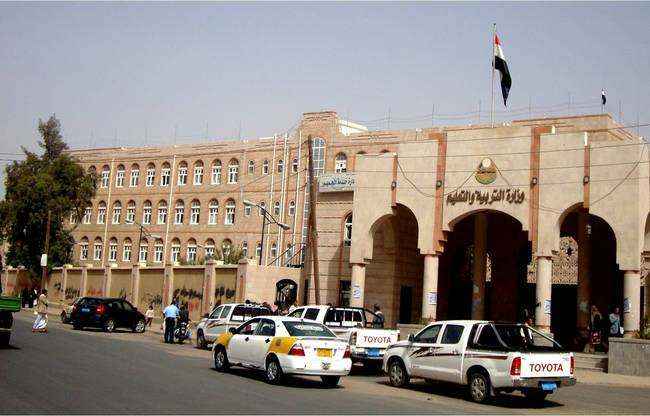 صدمة للمدرسين في صنعاء.. الحوثي يبدأ بفصل التربويين