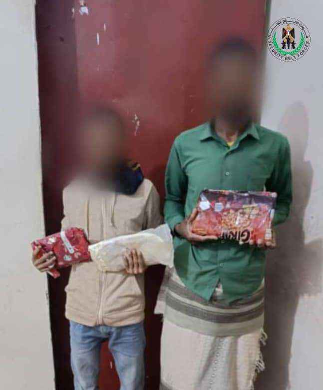 ضبط أكثر من كيلو حشيش مخدر بحوزة شخصين قادمين إلى عدن