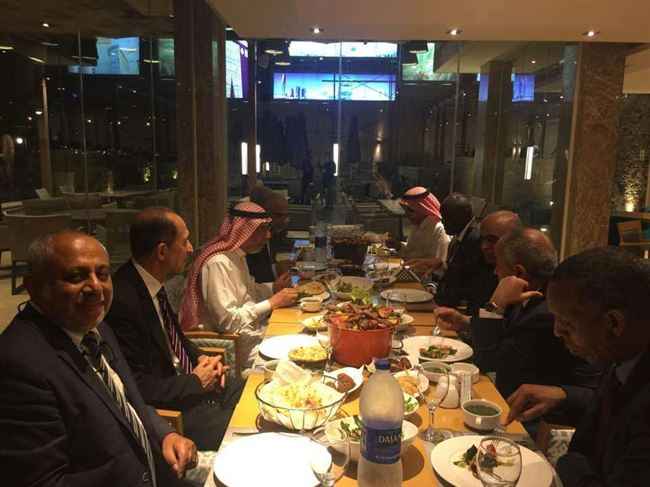 وزير في الشرعية يتسول سيارة من رجل أعمال مشهور أثناء مأدبة عشاء.. إسمه وتفاصيل فضيحته