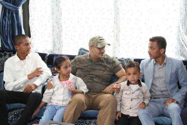 شاهد كيف التقى طارق صالح بأسرة هذا الشهيد وبماذا طمأن البقية؟