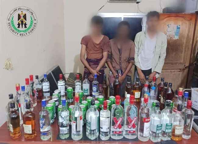 بسيارة مشبوهة.. دورية الأمن تلقي القبض على عصابة تروج خمور خارجية في عدن