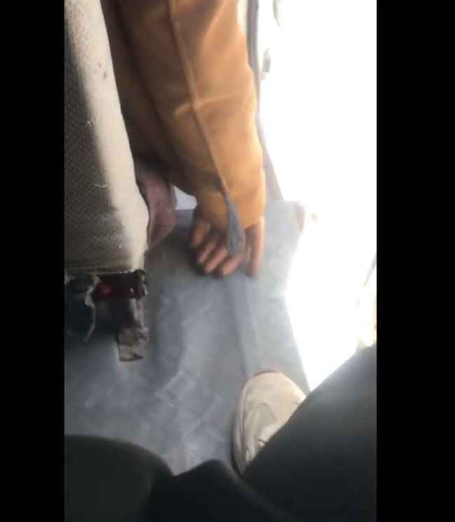 شاهد ردة فعلها.. بنت في صنعاء تدهس شاب تحرش بها فوق باص (فيديو)