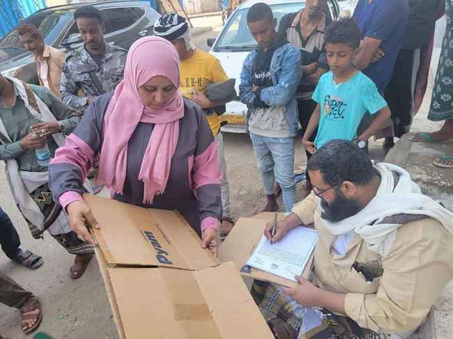 بالصور.. ضبط تاجر كبير يمارس الغش وتزوير تاريخ مواد غذائية تالفة وتورط جهات حكومية بالجريمة