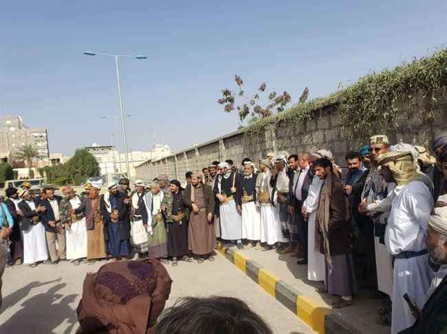 تفاعل يمني مع شيخ قبلي أعلن العفو عن قاتل ابنه الثاني.. قبل عام عفى قاتل ابنه الاول