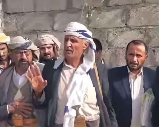 الحكومة تعلن مكافأة لشيخ قبلي عفى عن قاتل نجله قبل الإعدام