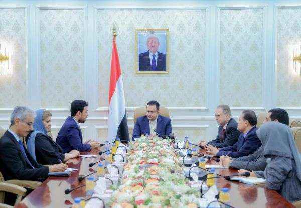 الحكومة تؤكد تنفيذ الإصلاحات الهيكلية ومحاربة الفساد وتعزيز الإيرادات.. من لقاء معين والغيثي