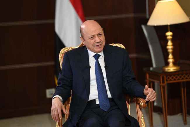 العليمي يكشف موقف المجلس الرئاسي من تواصل السعودية مع الحوثيين.. أعلم ذلك قبل أن أكون رئيس اليمن