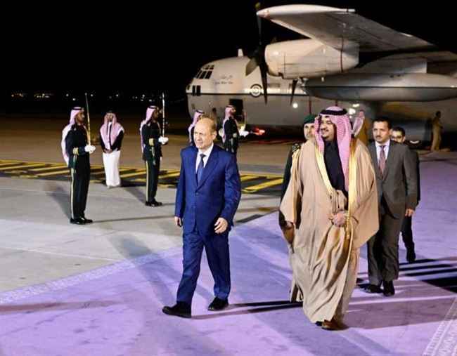 الرئيس العليمي يصل الرياض في زيارة خاصة قبل عودته إلى عدن.. وضعهم أمام القصة الحقيقية