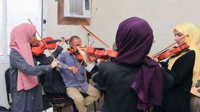شاهد بالصور.. تأسيس أول فرقة موسيقية نسائية في اليمن