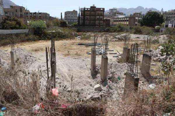 نافذون يعتدون على أراضي تابعة للأوقاف في إب