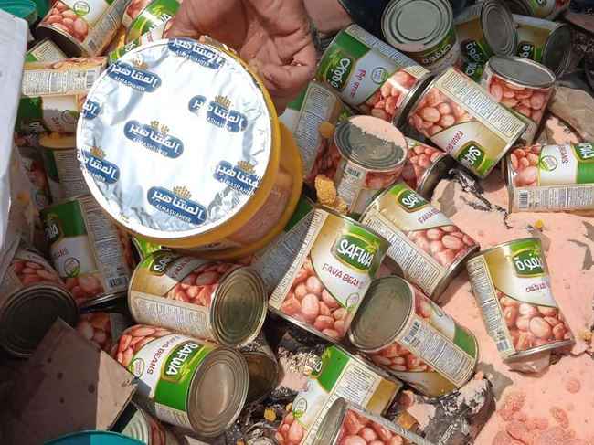 إتلاف مواد غذائية منتهية الصلاحية بعد ضبطها بمستودع التاجر الاسود بعدن