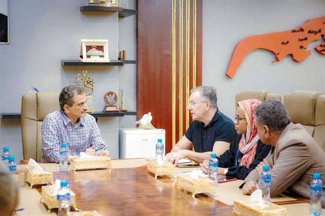 لملس يبحث مع فريق أممي سُبل إنشاء عدد من محطات تحلية المياه بعدن