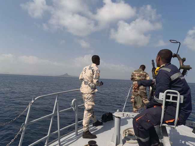 سفن إيرانية وصينية بحماية مسلحة تشق طريقها بحذر في باب المندب