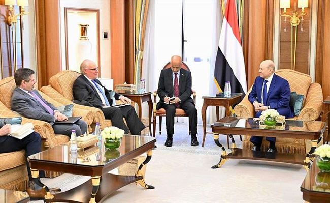 العليمي يستقبل مبعوث الرئيس بايدن