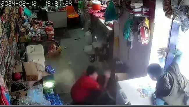 فر من ظلم الحوثي إلى بطش الإخوان.. مأساة طفل من تهامة تعرض للاعتداء من عاقل في تعز