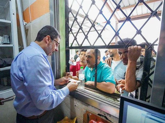 رئيس الحكومة يزور الهجرة والجوازات بعدن ويدعو المواطنين للابلاغ عن أي عمليات ابتزاز