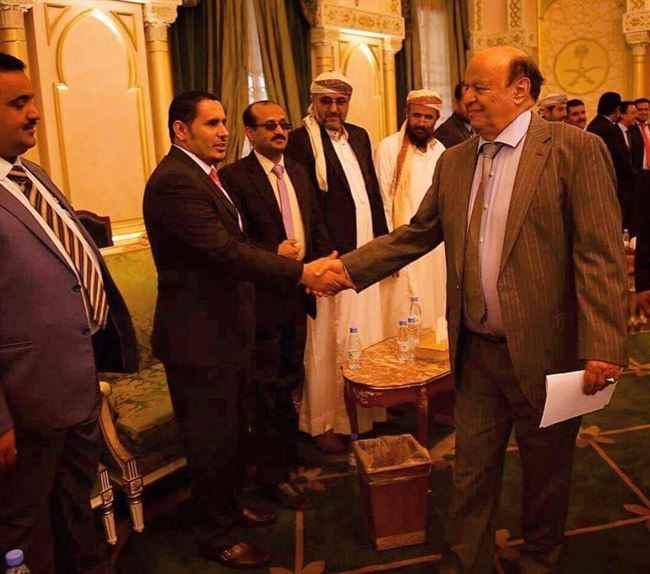 مسؤول بالشرعية كبير يشغل مناصب حساسة يتواصل مع قيادات حوثية ويدعو لهم بالنصر القريب